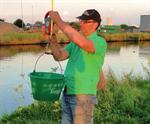 Marc Hof weegt de laatste vissen tijdens de zomercompetitie.